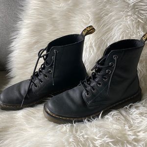 Doc martens only worn a few times. Perfect condition.